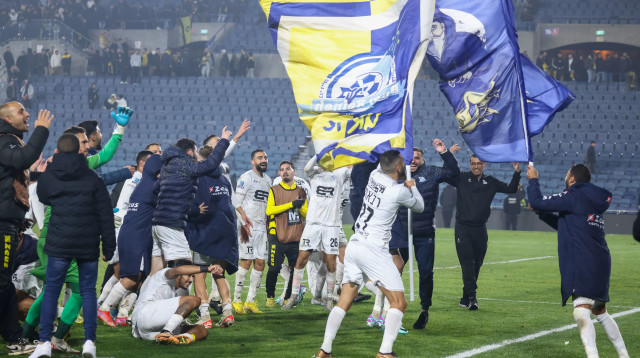 שחקני בני ריינה חוגגים (צילום: דני מרון)