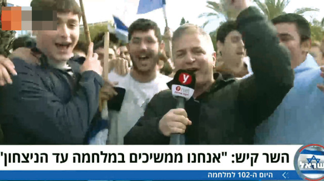 יואב קיש רוקד בזירת הפיגוע ברעננה (צילום: צילום מסך YENT)