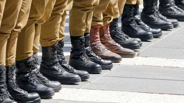 רגליים חיילים (צילום: מרק ישראל סלם)