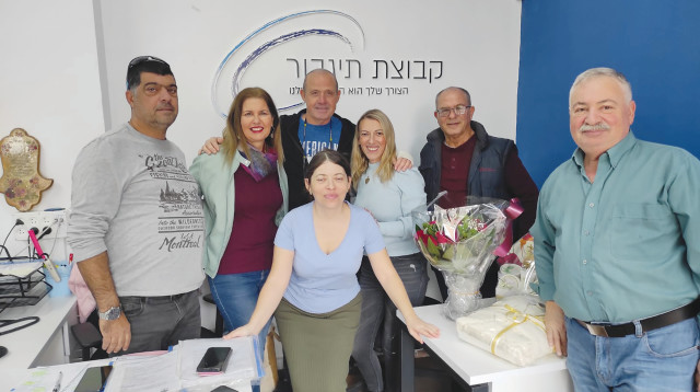 נירה גבע מנהלת קהילות תומכות צפון תיגבור עם צוות עכו (צילום: שירז אבני)