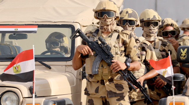 חיילים מצרים חמושים בגבול עם רצועת עזה במעבר רפיח (צילום: רויטרס)