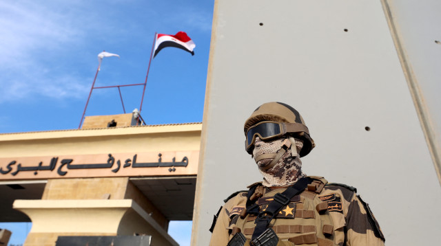 חיילים מצרים חמושים בגבול עם רצועת עזה במעבר רפיח (צילום: רויטרס)