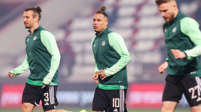 צ'ארון שרי, שון גולדברג שחקני מכבי חיפה בחימום (צילום: מאור אלקסלסי)