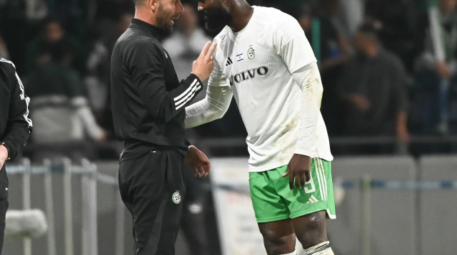 פרנזי פיירו עם עוזר מאמן מכבי חיפה דושאן מאטוביץ' (צילום: ברני ארדוב)