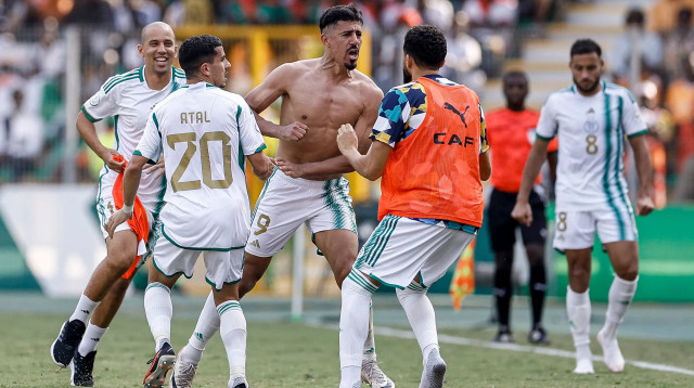 שחקני נבחרת אלג'יריה חוגגים עם בגדד בונג'אח (צילום: GettyImages, KENZO TRIBOUILLARD/AFP)