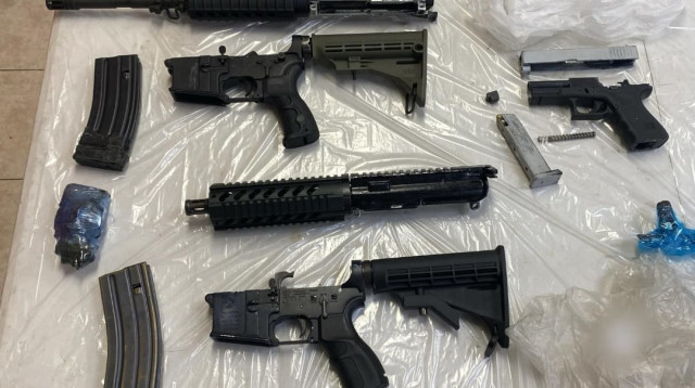 אמל"ח בלתי חוקי שנתפס (צילום: דוברות המשטרה)