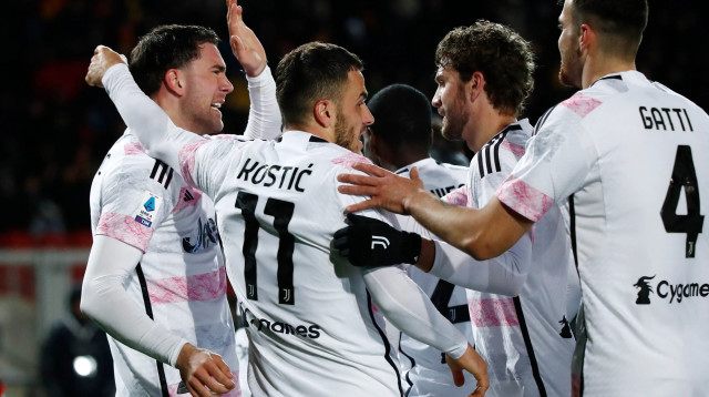 שחקני יובנטוס חוגגים עם דושאן ולאחוביץ' (משמאל) (צילום: רויטרס)