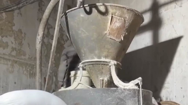 טחינת מספוא ברצועת עזה (צילום: רשתות ערביות)