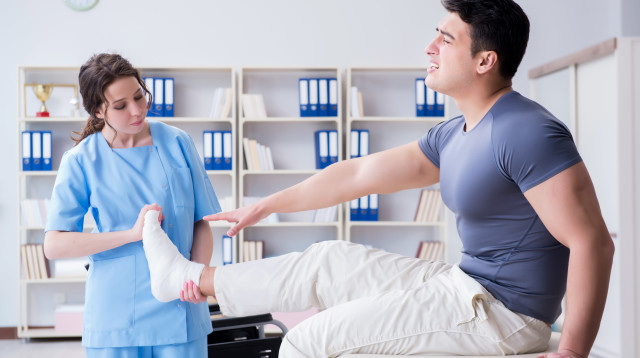 רופאה ופציינט (צילום: ingimages.com)