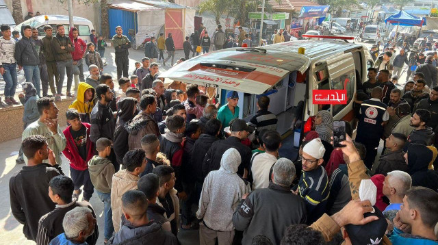 פצועים מפונים לבית החולים נאצר בח'אן יונס (צילום: רשתות ערביות)