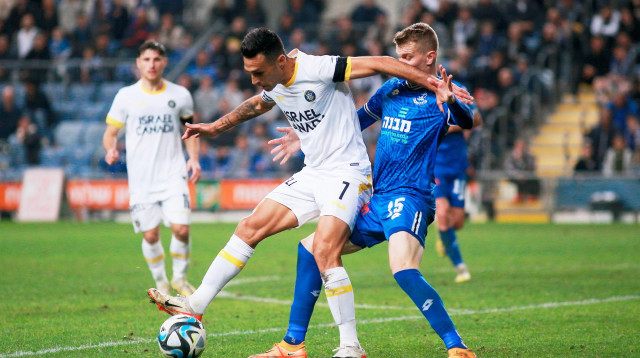 שחקן מכבי תל אביב ערן זהבי לפני שחקן הפועל פתח תקוה סמואל בראון (צילום: קובי אליהו)