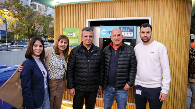 ראש העירייה כרמל שאמה הכהן, עם מנכ״ל חברת סייקל קובי דר וחברת המועצה עדנה ויזל (צילום: אורי חבושי)