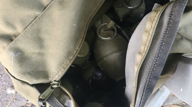 רימוני הרסס שנמצאו סמוך לבניין מגורים בראשון לציון (צילום: דוברות המשטרה)