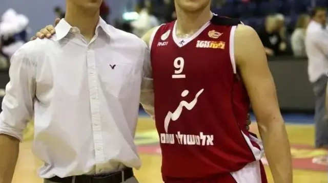 "מוח כדורסל מבריק, עם ניסיון כשחקן, ואישיות מיוחדת". גל מקל עם ליאור ליובין ז"ל ב-2010 (צילום: אודי ציטיאט)