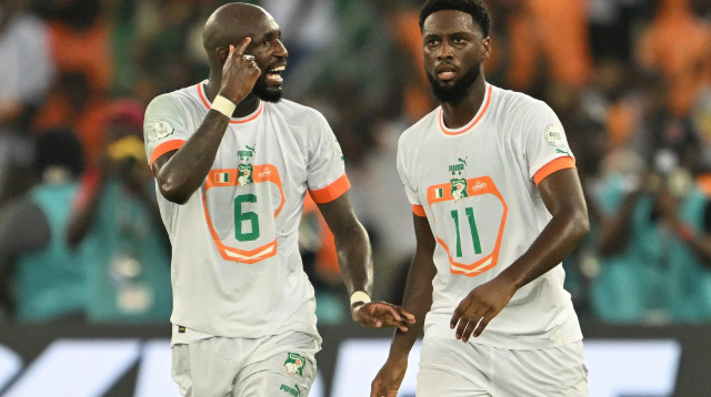 שחקן נבחרת חוף השנהב סקו פופאנה עם ז'אן פיליפ קראסו (צילום: GettyImages, ISSOUF SANOGO/AFP)