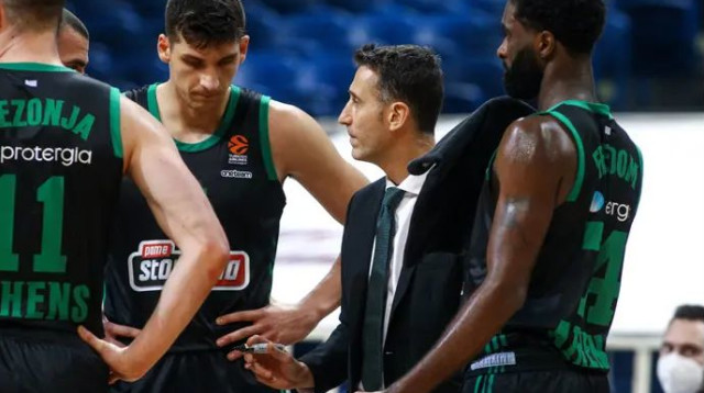 ליאור ליובין ז"ל מתדרך את מיטוגלו (משמאל) ושחקני פנאתינייקוס ב-2021 (צילום: אתר רשמי, פנאתינייקוס)