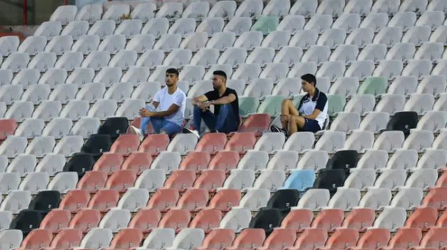 אוהדים שנותרו מחוץ ליציעים בי"א בשבועות האחרונים (צילום: לירון מולדובן)