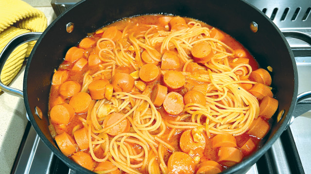 פסטה עם נקניקיות (צילום: פסקל פרץ-רובין)