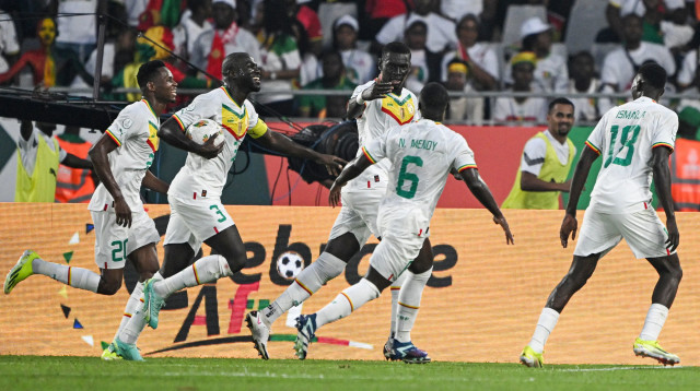 עבדולאי סק חוגג עם שחקני נבחרת סנגל (צילום: GettyImages)