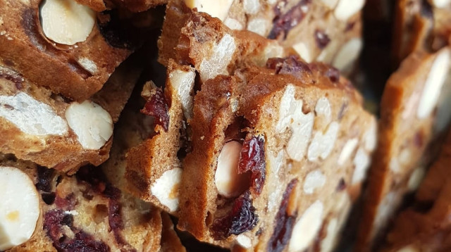 עוגיות ביסקוטי עם פירות יבשים של ביגה  (צילום: יחצ)