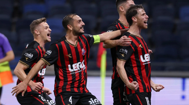 גיא מלמד חוגג עם שחקני הפועל חיפה (צילום: מאור אלקסלסי)