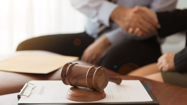 עורך דין ולקוח עם פטיש בית משפט (צילום: ShutterStock)