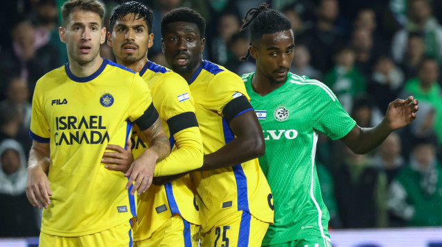 ליאור קאסה שחקן מכבי חיפה מול דריק לוקאסן, דור פרץ, אנריק סבוריט שחקני מכבי תל אביב (צילום: דני מרון)