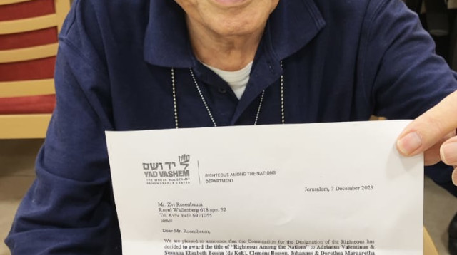 צבי רוזנבאום עם המכתב מיד ושם (צילום: מאיה גז)