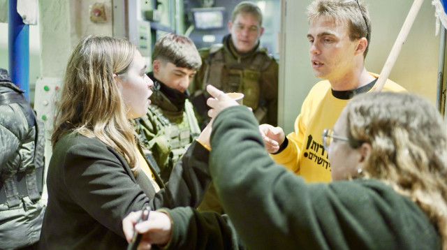 מחלקים מרק חם לחיילים במחסומים (צילום: יוסף מזרחי)