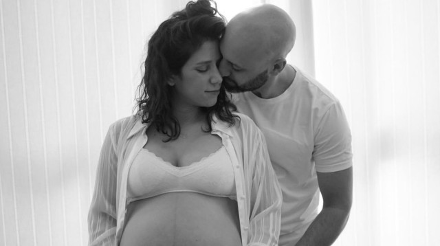 מאי שכטר ומשה יחזקאל בצילומי הריון  (צילום: שירן כפיר)