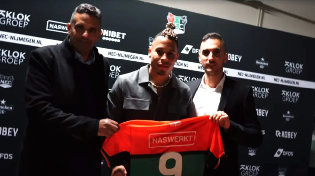 צ'ארון שרי שחקן ניימיכן עם סוכניו (צילום: צילום מסך, .)