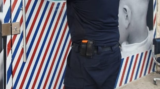 צו סגירה למספרה בעקבות העסקת שב"חים (צילום: דוברות המשטרה)