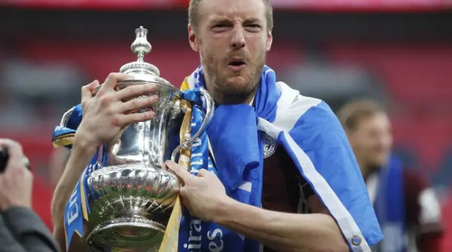 יותר מרק חגיגה אנגלית. ג'יימי ורדי והגביע (צילום: רויטרס)