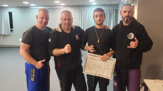 חגורה ירוקה ללוחם גבעתי שנפצע בעזה (צילום: מתנ"ס יקנעם)