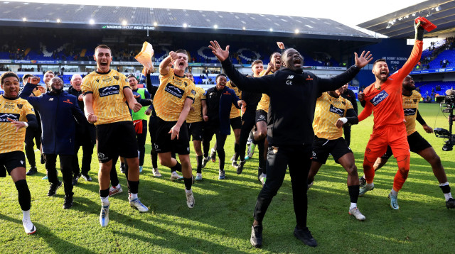 מיידסטון יונייטד חוגגת העפלה לשמינית הגמר (צילום: GettyImages)