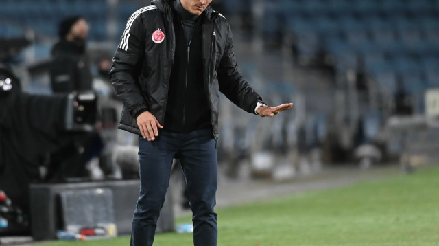 מאמן הפועל תל אביב בורחה למה (צילום: ברני ארדוב)