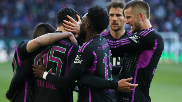 שחקני באיירן מינכן חוגגים (צילום: רויטרס)