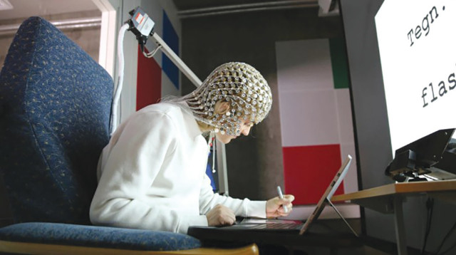 אישה מקלידה (צילום: NTNU)