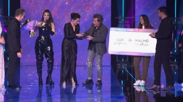 טלי גולרגנט זוכה ומפילה את הפרס (צילום: יח"צ)