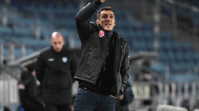 מאמן הפועל תל אביב בורחה למה (צילום: ברני ארדוב)