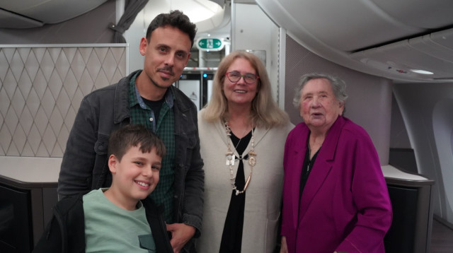 מימין: רבקה ברגר, לאה בר בתה, מתן הנכד ודן הנין (צילום: דוברות אל על)