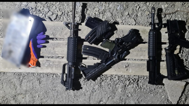 נשקים מסוג M16 שנתפסו בסכנין דקות לאחר ביצוע ירי (צילום: דוברות המשטרה)