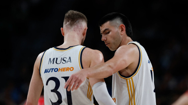 שחקן ריאל מדריד גבריאל דק עם דז'נאן מוסה (צילום: GettyImages, OSCAR DEL POZO / AFP)