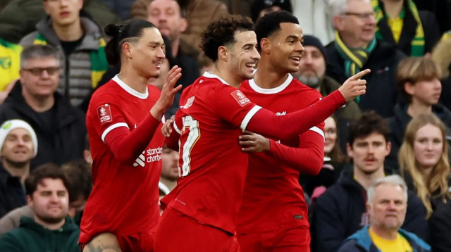 שחקן ליברפול קרטיס ג'ונס חוגג עם דרווין נונייס, קודי גאקפו (צילום: רויטרס)