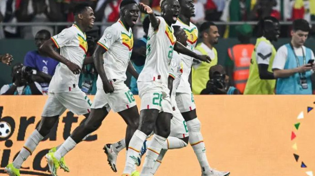 נגיחה חזקה של הבלם הסנגלי. סק (צילום: GettyImages)