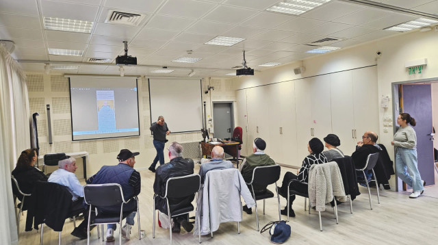 חירשים וחדשות במפגש השבועי (צילום: עיריית ירושלים)