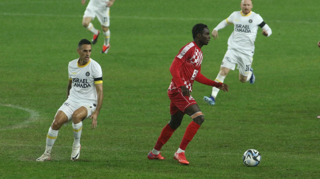 סולימאן קוליבאלי שחקן הפועל חדרה לפני ערן זהבי שחקן מכבי תל אביב (צילום: שלומי גבאי)