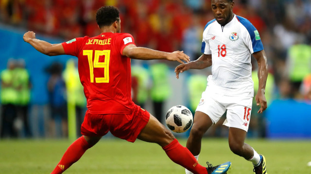 לואיס טחאדה במדי נבחרת פנמה מול שחקן נבחרת בלגיה מוסא דמבלה, מונדיאל 2018 (צילום: GettyImages, Julian Finney)