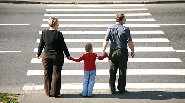 חוצים את הכביש. “מסוכן ללכת ברגל בישראל” (צילום: אינגאימג')