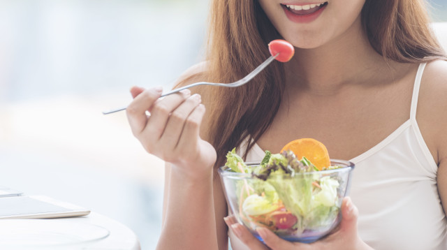 מזון בריא יסייע לכם לשמור על עור זוהר (צילום: אינג'אימג')